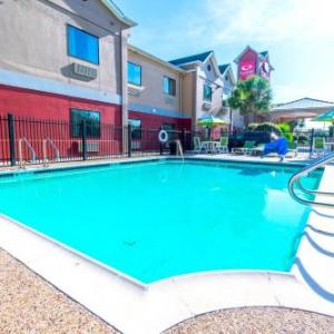 Econo Lodge Inn  Suites East