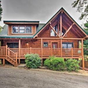 Spacious Pigeon Forge Resort Cabin with Hot tub