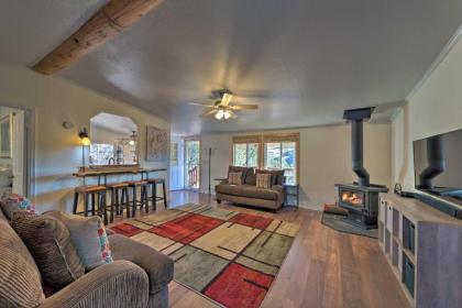 Cozy Home with BBQ and Deck - 19 Mi to Ski Apache!