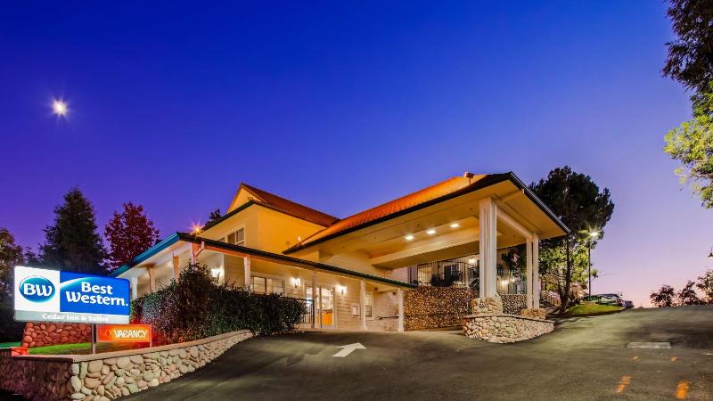 Best Western Cedar Inn & Suites - main image