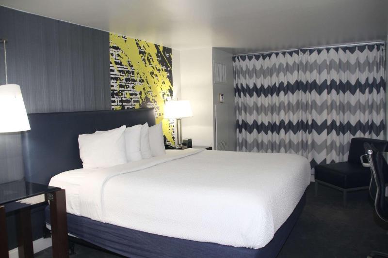 Comfort Inn & Suites Baltimore Inner Harbor - image 5