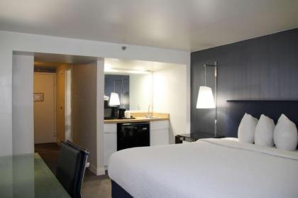 Comfort Inn & Suites Baltimore Inner Harbor - image 9