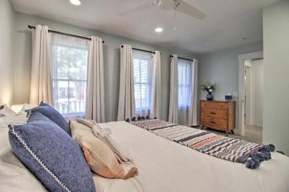 NEW! Renovated 2 Bed 2 Bath Apartment Downtown - image 10