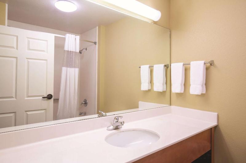 La Quinta by Wyndham Bentonville - image 6