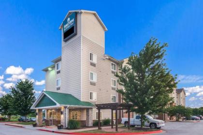 HomeTowne Studios & Suites by Red Roof Bentonville - image 14