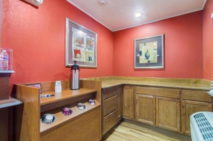 HomeTowne Studios & Suites by Red Roof Bentonville - image 6