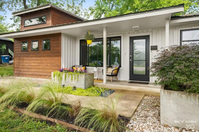 Modern Urban Ranch House in Downtown - main image