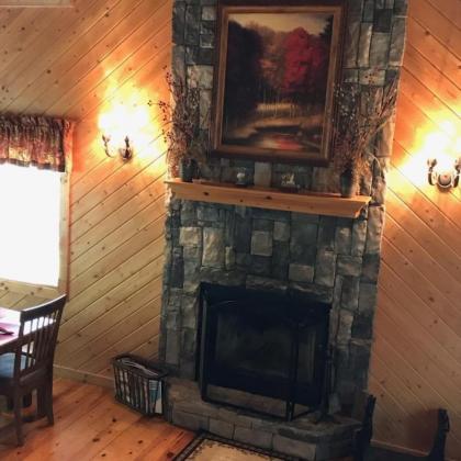 Iris Cabin - Cozy & Rustic Cabin With Stone Fireplace - image 10