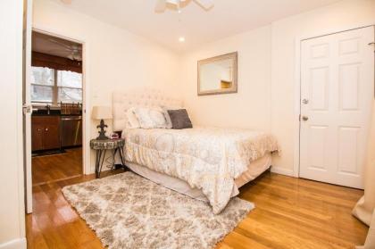 Sunny spacious 2 bed plus denMBTAmins to Boston - image 11