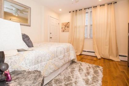 Sunny spacious 2 bed plus denMBTAmins to Boston - image 12