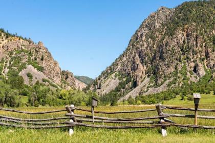 Three Sisters Peak Cabin at Filoha Meadows - image 9