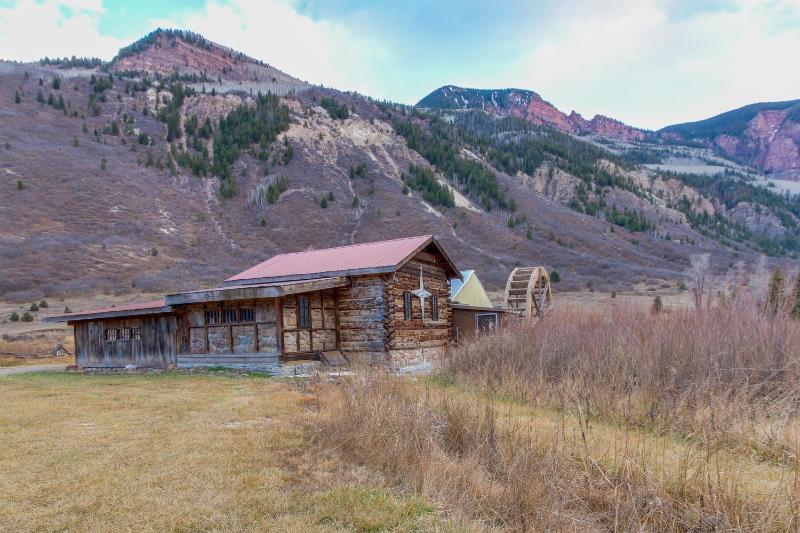 Chair Mountain Cabin at Filoha Meadows - image 2