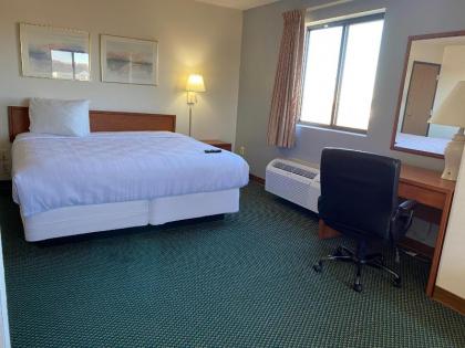 Carlyle Inn & Suites - image 1