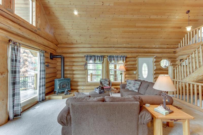 Cascade Lakeview Log Cabin - main image