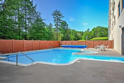 Snowshoe Condo with Mtn View and Pool and Hot Tub Access