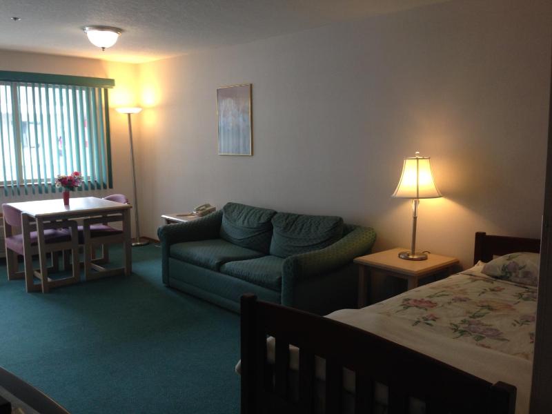 Timberland Inn & Suites - image 4