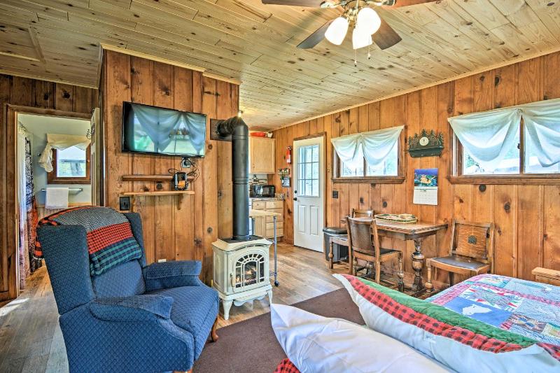 Charlevoix Cabin with Patio - Walk to Lake! - image 7