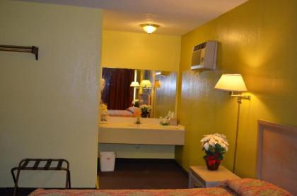 Rodeway Inn - image 2