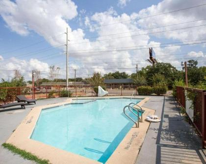 Econo Lodge College Station University Area - image 8