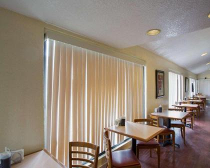 Econo Lodge College Station University Area - image 11