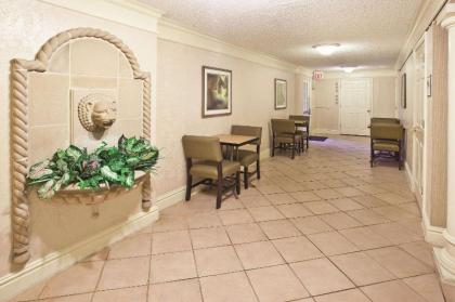 Howard Johnson by Wyndham Columbus Fort Benning - image 9