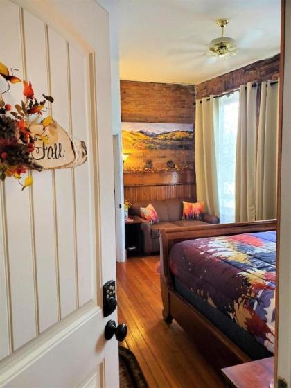 Aspen Inn Fall Suite