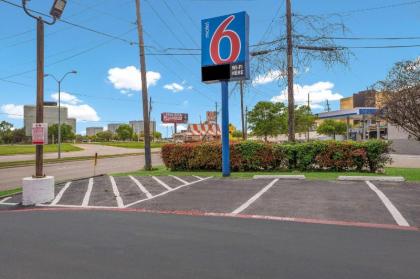 Motel 6-Dallas TX - Market Center - image 17