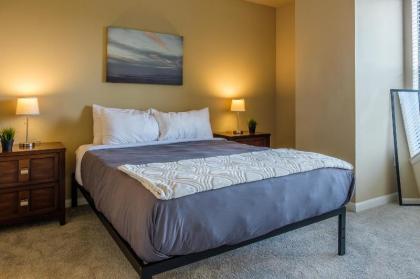 Upscale Downtown Apts with Wifi by Frontdesk - image 10