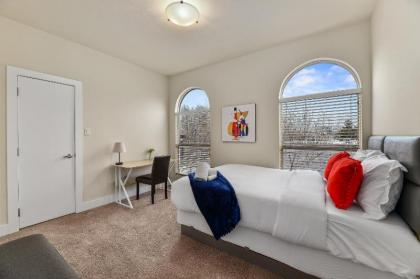 CozySuites Luxurious Townhome In Oak Lawn Amazing Rooftop - image 18