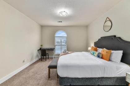 CozySuites Luxurious Townhome In Oak Lawn Amazing Rooftop - image 13