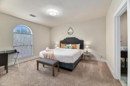 CozySuites Luxurious Townhome In Oak Lawn Amazing Rooftop - image 14