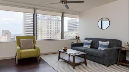 Spacious 1BR with SKY POOL CozySuites - image 18