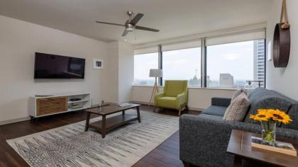 Spacious 1BR with SKY POOL CozySuites - image 15