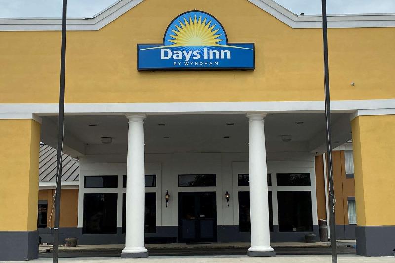 Days Inn by Wyndham Dothan - main image