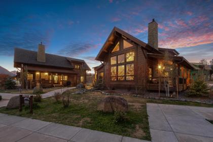 Cozy & Relaxing - Steps to Lake Estes Indoor and Outdoor Fireplace Close to it all! - image 19