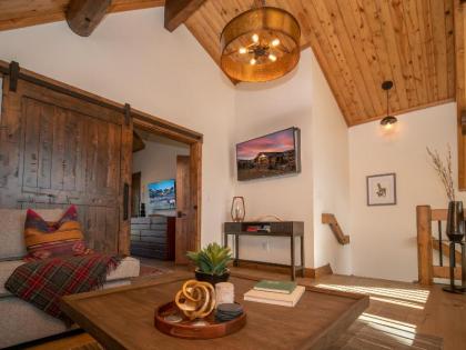 Estes Escape - Jacuzzi Sleeps 8 Indoor/Outdoor Fireplace Perfect Location! - image 13