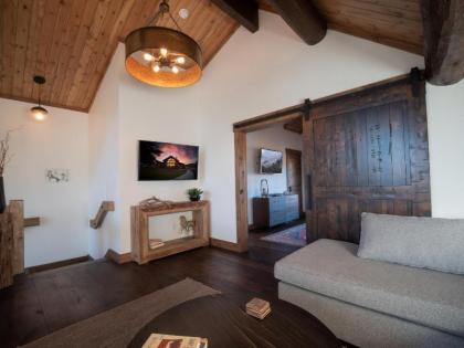 Lake Estes Getaway - Indoor/Outdoor Fireplace Private Jacuzzi Views! - image 19