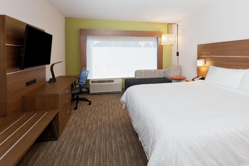 Holiday Inn Express & Suites - Fayetteville an IHG Hotel - image 4