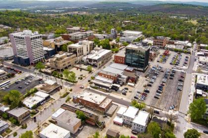 Apt on Town Square - Ultimate DT Fay Location! - image 10