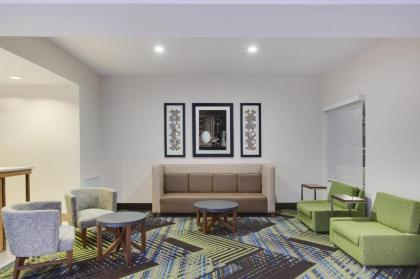 Holiday Inn Express & Suites. an IHG Hotel - image 7