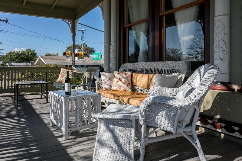 Balcony Suite - On Main St - Pet-friendly - image 4