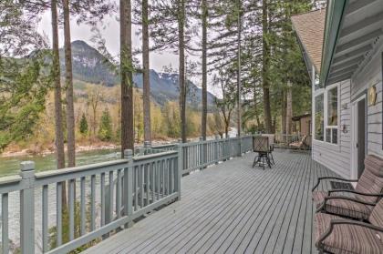 Exquisite Gold Bar Home with Deck on Skykomish River