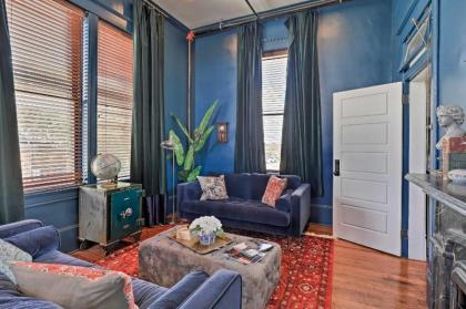 Chic Historic Granbury Apt Seen on Cash Pad! - image 4