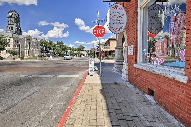 Chic Historic Granbury Apt Seen on Cash Pad! - image 6