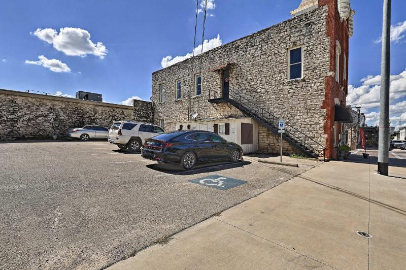 Chic Historic Granbury Apt Seen on Cash Pad! - image 7