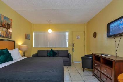 Cozy Studio Hallandale Beach near the Ocean :) - image 7