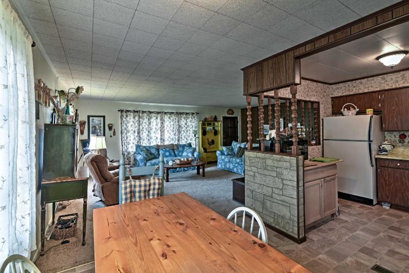 Cozy Lakefront Hernando House with Covered Patio! - image 4