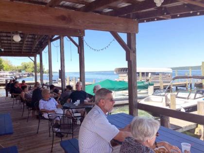 Showboat Motel Restaurant & Bar - image 8