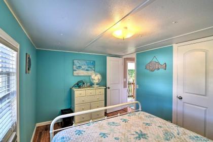 Cozy Riverfront Homosassa Cottage with Boat Slip - image 4