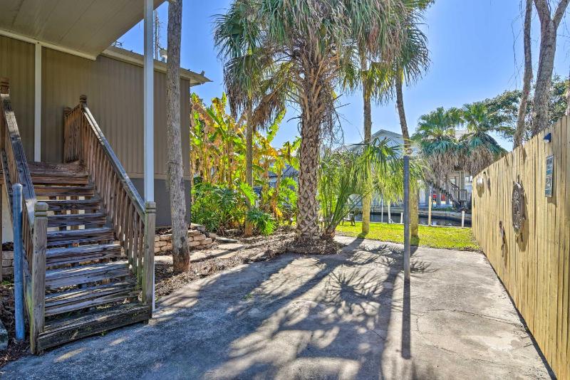 Cozy Riverfront Homosassa Cottage with Boat Slip - image 5